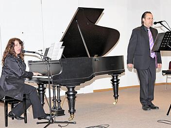Mitten ins Herz: Einen sehr vergnüglichen Abend boten Barbara Moritz und Matthias Klink mit Liedern und Texten rund um die Liebe. Foto: Dieter Britz
