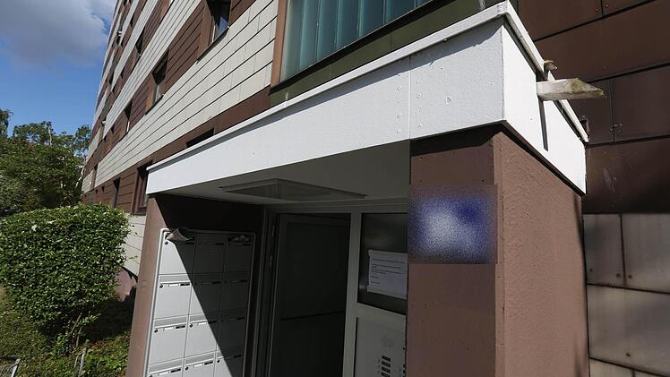 Die Wohnung, in der der Mord geschah. Am Samstagmorgen (24.05.2014) ereignete sich in Oberasbach (Lkr. Fuerth) in einem Mehrfamlienhaus ein schreckliches Familiendrama. Ein 31-Jaehriger erstatt seinen fuenfjaehrigen Sohn, der bei ihm zu Besuch war, und informierte anschliessend die Polizei. Die 26-jaehrige, vom Vater getrennt lebende Mutter, wurde von der Polizei informiert und eilte zum Ungluecksort, wo sie zusammenbrach. Zu den Motiven der Tat schweigt der Vater. Foto: News5 / Herse