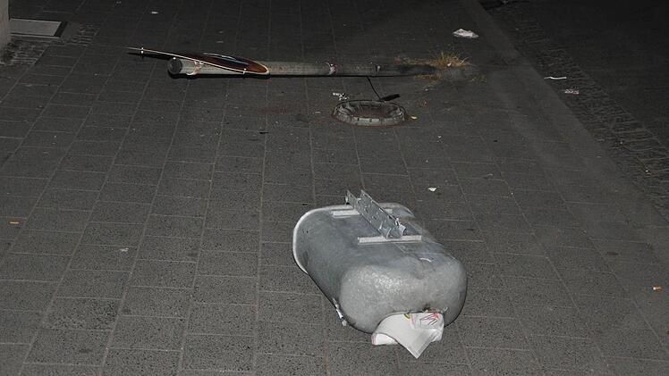 Ein BMW-Fahrer hat in der Nacht zum Samstag vor einem Schaufenster in Forchheim ein Verkehrsschild gerammt. Foto: privat