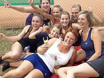 Die Thurnauer "Zweite" ist Meister der Bezirksklasse 1. Von links: Nina Böhmer, Franziska Körner, Ann-Christin Jüngling, Maskottchen Hannah, Nina Reichardt, Sandra Roßmerkel, Franziska Kunzmann und Kathrin Bergmann. Es fehlen Mannschaftsführerin Anina Kolb und Nina Münch. Foto: privat