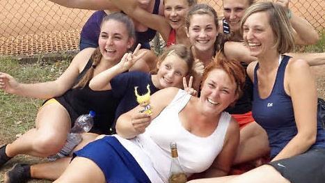 Die Thurnauer "Zweite" ist Meister der Bezirksklasse 1. Von links: Nina Böhmer, Franziska Körner, Ann-Christin Jüngling, Maskottchen Hannah, Nina Reichardt, Sandra Roßmerkel, Franziska Kunzmann und Kathrin Bergmann. Es fehlen Mannschaftsführerin Anina Kolb und Nina Münch. Foto: privat