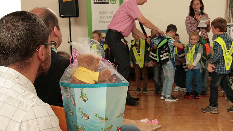 Übergabe der Sicherheitsdreiecke zum Schulanfang 2014 in Münnerstadt. Fotos: Paul Ziegler/Heike Beudert