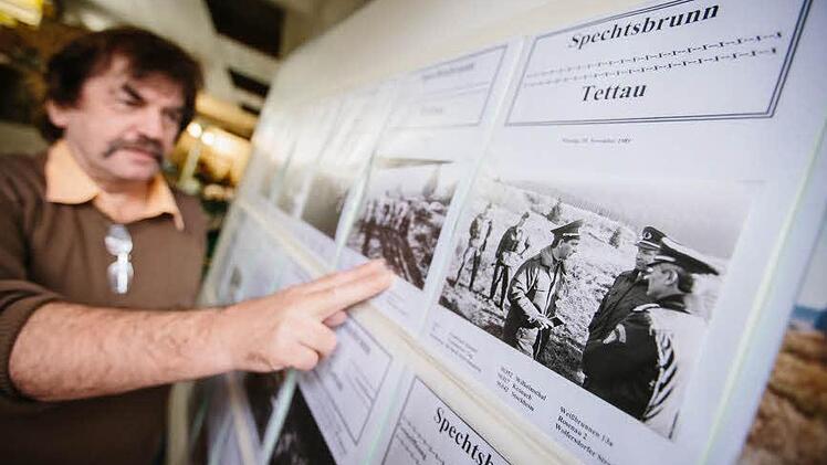 Schwämmlein hat Grenz-Szenen auf Leinwände übertragen. Er weist auf eine Szene kurz vor der Öffnung bei Spechtsbrunn und Tettau. Foto: Hendrik Steffens