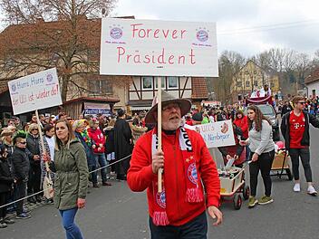 Die Zeitlofser Bayernfans freuten sich über Uli Hoeneß.  Foto: Steffen Vetter