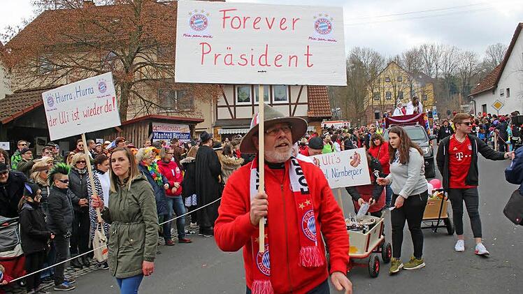 Die Zeitlofser Bayernfans freuten sich über Uli Hoeneß.  Foto: Steffen Vetter