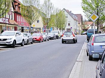 Parkplätze an Werktagen sind rar in Euerdorf. Deshalb soll eine Zwei-Stunden-Regelung mit Parkscheiben Abhilfe schaffen.