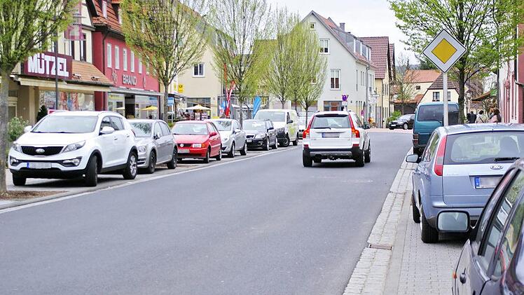 Parkplätze an Werktagen sind rar in Euerdorf. Deshalb soll eine Zwei-Stunden-Regelung mit Parkscheiben Abhilfe schaffen.