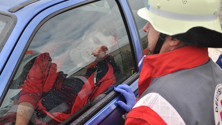Retten, löschen, bergen, schützen - voller Einsatz für die jungen Feuerwehrleute. Fünf verschiedene Aufgaben wurden ihnen bei der 24-Stunden-Übung gestellt. Foto: Daniel Wiener