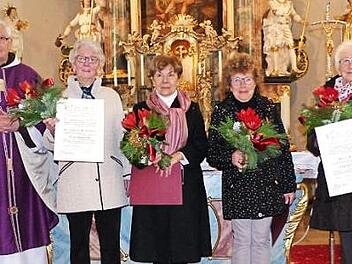 Unser Bild zeigt (von links) Pater Andreas Walko, Elisabeth Schramm, Edith Fischer, Elisabeth Käppel und Meta Knarr.  Foto: Klaus-Peter Wulf