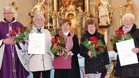 Unser Bild zeigt (von links) Pater Andreas Walko, Elisabeth Schramm, Edith Fischer, Elisabeth Käppel und Meta Knarr.  Foto: Klaus-Peter Wulf