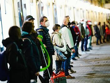 Am Dienstag soll sich   eine Menschenkette verbunden über Schals und Tücher durch die Kissinger Innenstadt ziehen.