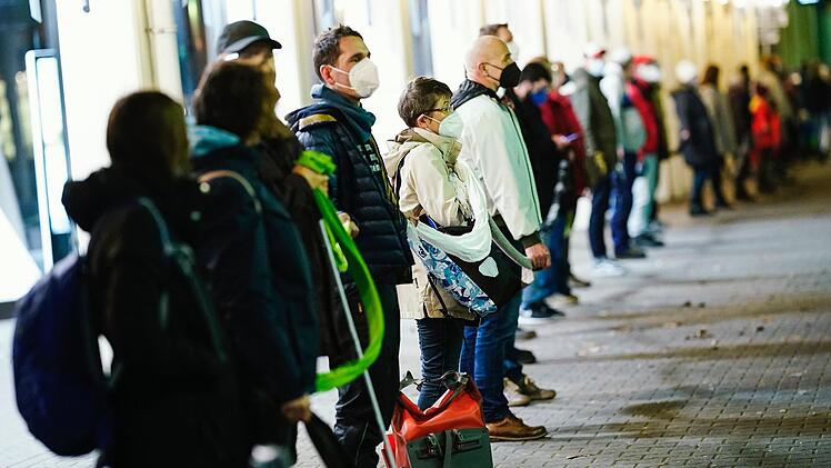 Am Dienstag soll sich   eine Menschenkette verbunden über Schals und Tücher durch die Kissinger Innenstadt ziehen: als Zeichen des Zusammenhalts. Das Bild ist bei einer ähnlichen Aktion in Mannheim entstanden.