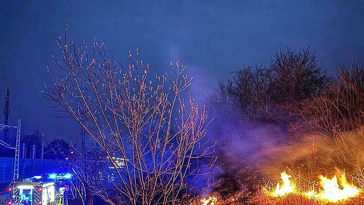 Baiersdorf: Gebüsch an Bahndamm in Brand - Zugverkehr musste zurückgehalten werden
