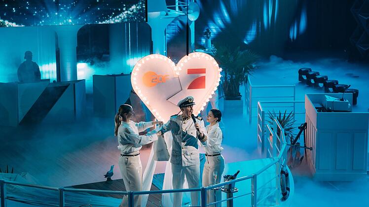Till Reiners steckt in einer bl&uuml;tenwei&szlig;en "Traumschiff"-Uniform. Er feiert die Vereinigung von ProSieben und ZDF - in einem maritimen Ambiente mit viel Liebe zum Detail.