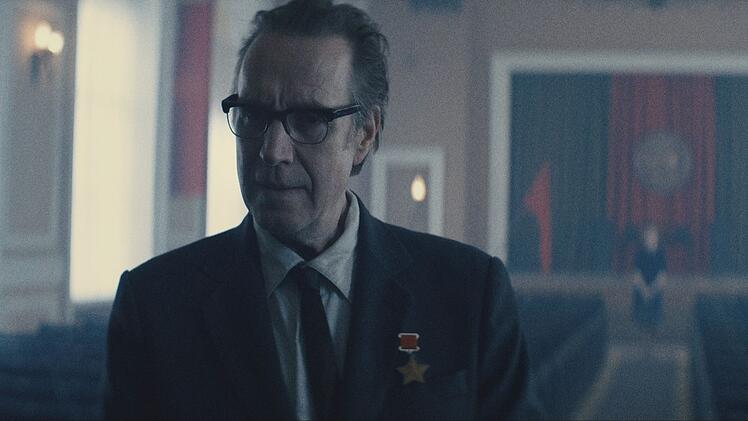 Der Chefkonstrukteur (Rhys Ifans) steht unter der Knute der Partei, die fast schon absurde Vorgaben f&uuml;r das Raumfahrtprogramm macht.