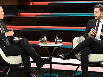 Markus Lanz - 10.09.2026 Als es um die Rhetorik von Kanzler Friedrich Merz ging, waren sich Grünen-Co-Chef Felix Banaszak (rechts) und Markus Lanz nicht einig.