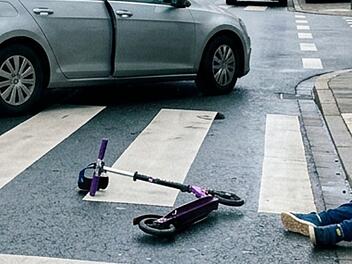 Verkehrszunfall, Unfall, Auto, Roller, Tretroller, Kinderroller, Kind, Ampel, Zebrastreifen