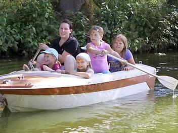 Das "alte Boot" zog die Kinder  auf den Dorfteich.  Foto: Michael Wunder