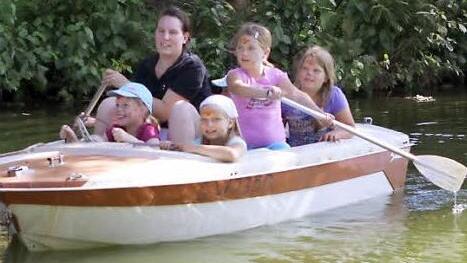 Das "alte Boot" zog die Kinder  auf den Dorfteich.  Foto: Michael Wunder