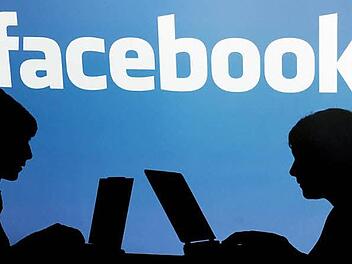 Bei Facebook sind nach eigenen Angaben inzwischen weltweit rund eine Milliarde Menschen angemeldet. Sie nutzen dieses "soziale Netzwerk" im Internet, um sich schnell und unkompliziert auszutauschen. Foto: dpa