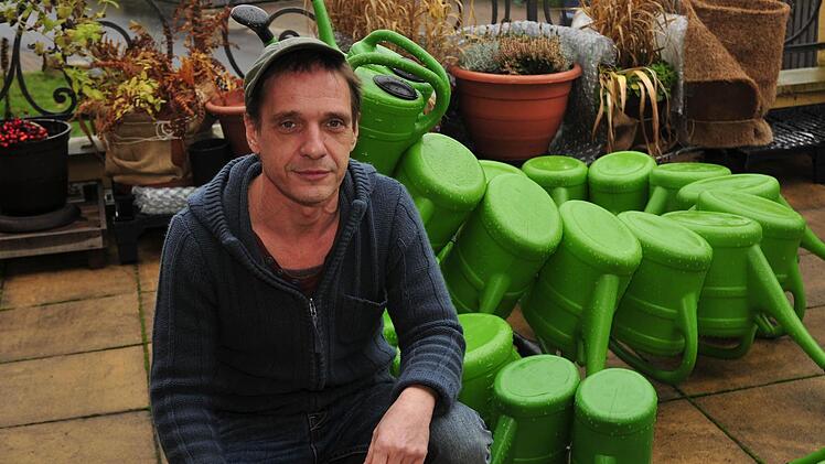 Mit Abstand das größte Kunstwerk stellt Frank Dimitri Etienne für den guten Zweck zur Verfügung. Beinahe fünf Meter lang ist  ,Giesssie 01',  ein grüner Wurm aus Gießkannen.  Etienne hat sich nach seiner Ausbildung zum Kirchenmaler als freischaffender bildender Künstler einen Namen gemacht.  Er hat den Kunstpreis der Stadt Marktheidenfeld gewonnen und mit seinen Mohnblumen auf der Mondseeinsel während der Kleinen Gartenschau in Kitzingen für Furore gesorgt. Etienne lebt und arbeitet in Tiefe...