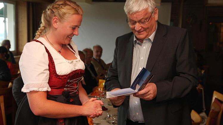 Willi Müller überreichte Carina I. zum Abschied ein Geschenk..
