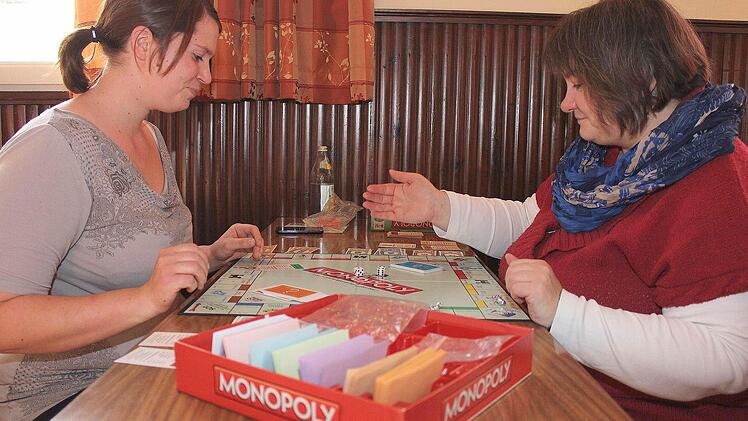 Spielen macht in jedem Alter Spaß - erst recht das gute alte "Monopoly". Die Hofheimer Stefanie Oppelt und Susanne Schmidt beim Spielklassiker.