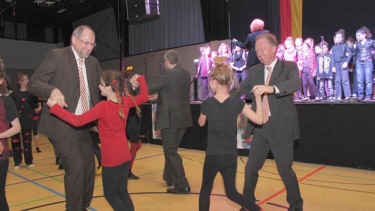 Vizelandrat Georg Lang (links) wurde zum Tanz aufgefordert.  Foto: fra