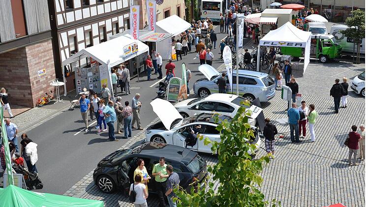 Bei schönstem Wetter fanden zahlreiche Besucher den Weg zum Frühlingsmarkt nach Burkardroth. Fotos: Björn Hein