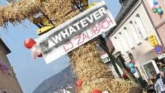 Der Traditionswagen der Landjugend Zaubach hat keine Chance auf Zulassung: Denn die Aufbauten sind über vier Meter hoch, zudem ist das Gesichtsfelder des Fahrers eingeschränkt - wenn solch ein Riesen-Aufbau vorgenommen wird, ist sogar eine TÜV-Abnahme erforderlich.