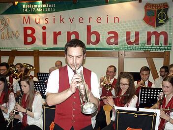 Bei "We Are the World" spielt auch Dirigent Michael Deuerling auf seiner Trompete mit.