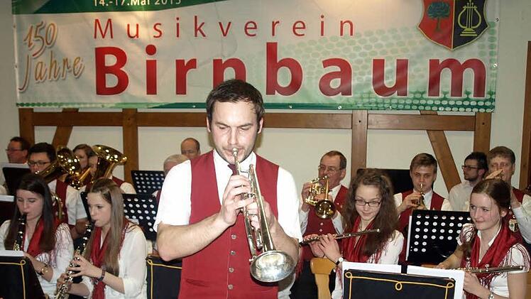 Bei "We Are the World" spielt auch Dirigent Michael Deuerling auf seiner Trompete mit.