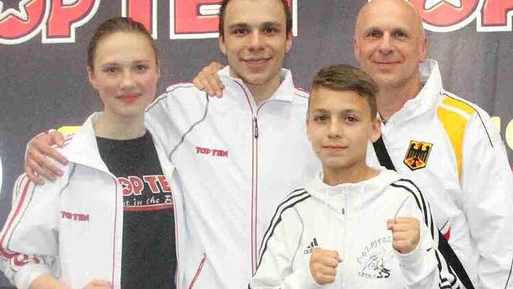 Die Eberner Kickboxer, von links Johanna Zeitler, Vincent Schorn Darius Strätz und Coach Jürgen Schorn.
