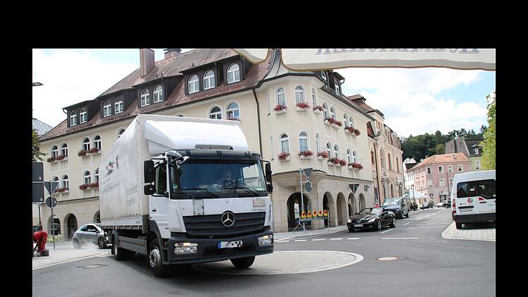 Dieser Lastwagen ist nicht übermäßig groß. Aber der Fahrer handelt nach der Devise "geradeaus ist der kürzeste Weg".