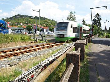 Künftig führt ein neuer Gehweg über die Gleise, der von der Straße einige Meter Richtung Bahnhof abgesetzt wird.Foto: Arkadius Guzy
