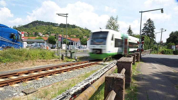 Künftig führt ein neuer Gehweg über die Gleise, der von der Straße einige Meter Richtung Bahnhof abgesetzt wird.Foto: Arkadius Guzy