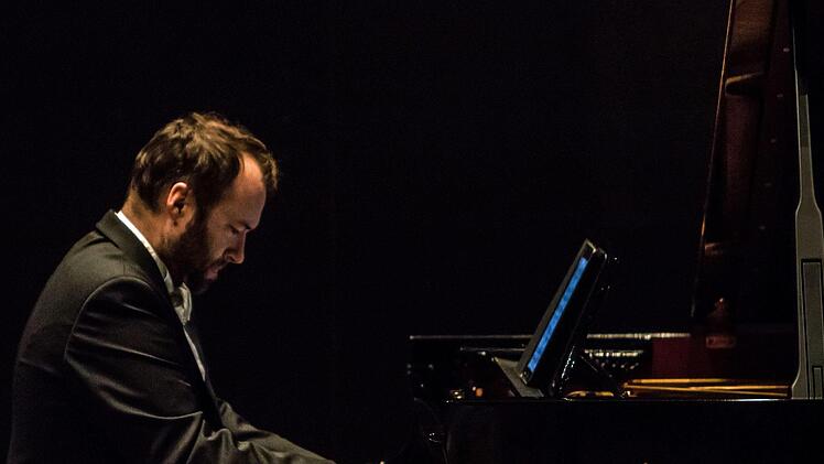 Beeindruckend: Der Pianist Piotr Salajczyk gestaltete eine außergewöhnlichen Klavierabend in Coburg.Foto: Jochen Berger