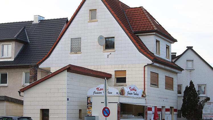Das Rathaus-Umfeld soll im Zuge der städtebaulichen Entwicklung ebenfalls neu gestaltet und dazu das benachbarte Gebäude Fritz-Hornschuch-Platz 2 abgerissen werden. Foto: Jürgen Gärtner