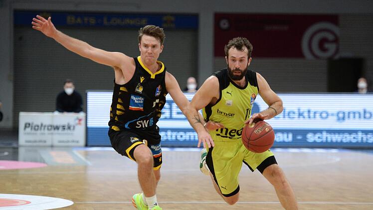 Medi-Kapitän Bastian Doreth (rechts) zieht am Ludwigsburger Jordan Hulls vorbei zum Korb. Foto: Peter Mularczyk