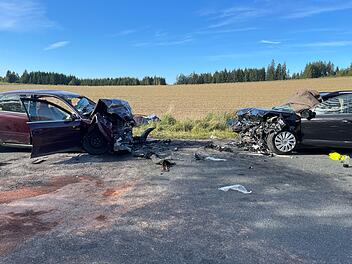 Fünf Verletzte bei Frontalzusammenstoß: Rettungshubschrauber im Einsatz