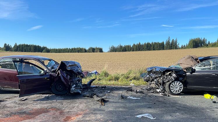 Fünf Verletzte bei Frontalzusammenstoß: Rettungshubschrauber im Einsatz