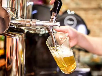 Mindestlohn, Tresen, Gastronomie, Bier, Bier ausschenken, Ausschank