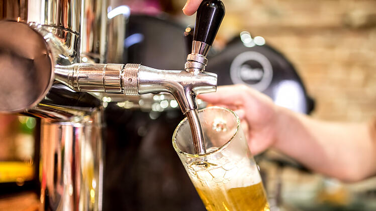 Mindestlohn, Tresen, Gastronomie, Bier, Bier ausschenken, Ausschank