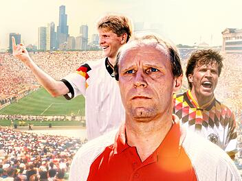 Das Cover der ARD-Dokuserie "Elf Helden - Ein Albtraum" zeigt drei Protagonisten eines WM-Horrortrips in die USA 1994. Dort wollte der amtierende Fu&szlig;ball-Weltmeister Deutschland seinen Titel mit Trainer Berti Vogts (zweiter von links) und Kapit&auml;n Lothar Matth&auml;us verteidigen. Es kam anders - auch f&uuml;r Stefan Effenberg (links).