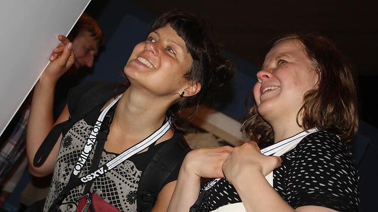 Die beiden Zeichnerinnen Marlene Krause und Anna Sailamaa bei ihrer Tour über den Comic-Salon.