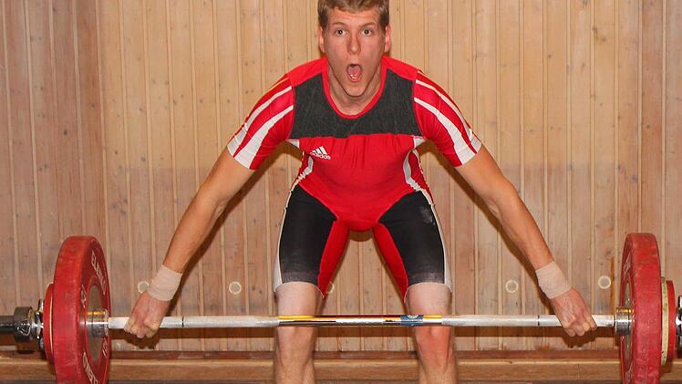 Thomas Stöhr versucht, die 90 Kilogramm zu reißen. Sein Kitzinger Bayernliga-Gewichtheberteam will mittelfristig wieder Richtung 2. Bundesliga. Foto: Thomas