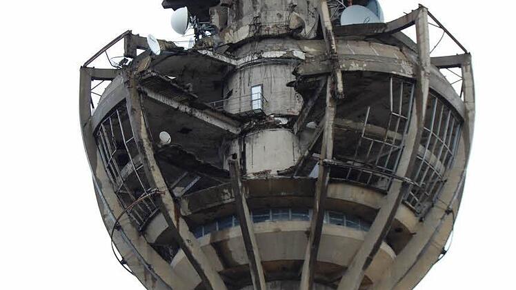 Der zerbombte Wasserturm bei Novi Sad (Serbien).