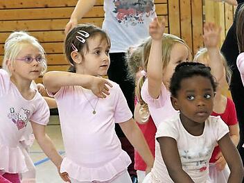 Ballettschülerinnen von Karin Neubauer trainieren fleißig für die neue Aufführung "Alice im Wunderland".  Foto: privat