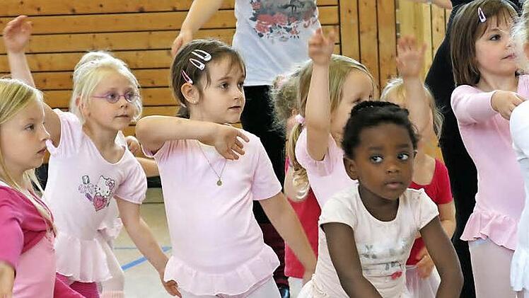 Ballettschülerinnen von Karin Neubauer trainieren fleißig für die neue Aufführung "Alice im Wunderland".  Foto: privat