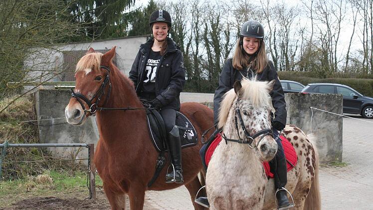 Das höchste Glück der Erde liegt auf dem Rücken der Pferde. Pia (links) und Nele (auf Max und Lucky Luke) ist es anzusehen. Foto: Evi Seeger
